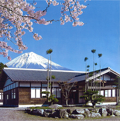 雄大な富士の大自然をキャンパスにする「日本建築専門学校」